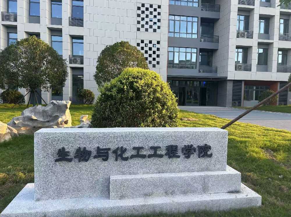 鄂城区扬州职业大学体育场高杆灯项目